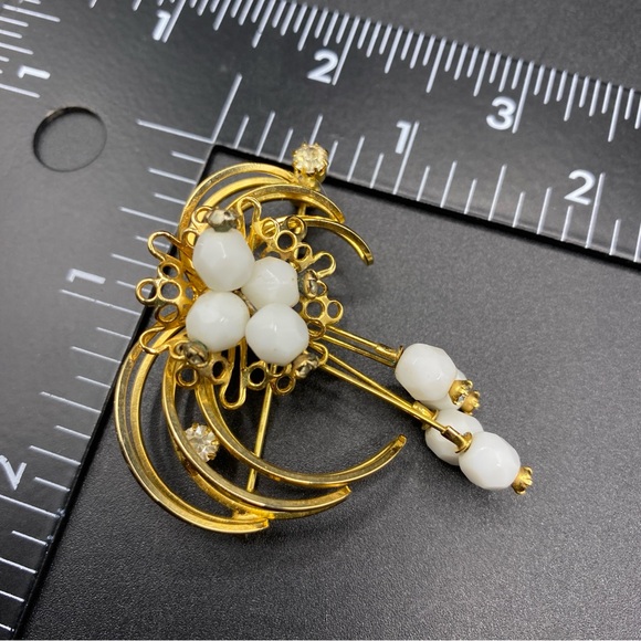 Vintage White Milk Glass Gold Tone Floral Spray Brooch Pin Circa 1960's - Picture 3 of 7
